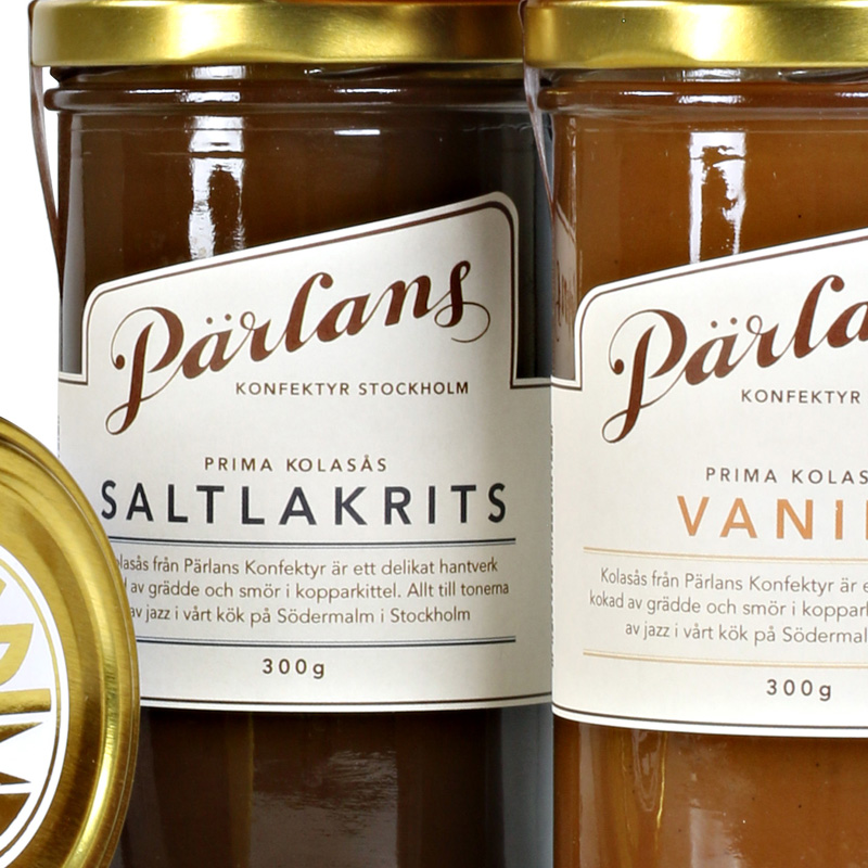 Två burkar med kolasåser från Pärlans konfektyr.